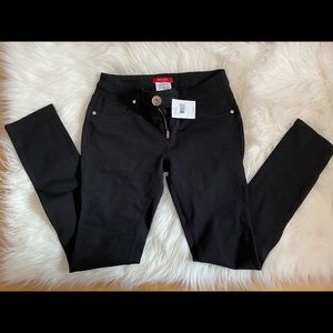 Black GUESS Jegging.